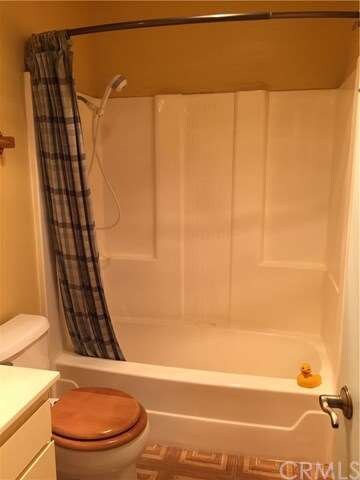 Bathtub in Full Bath