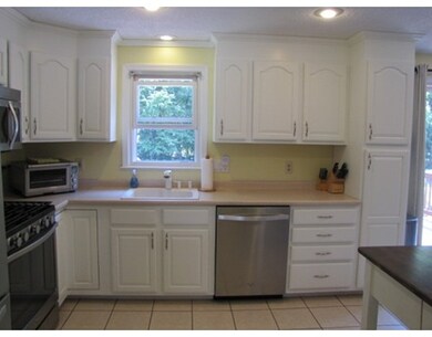 123 Bumble Bee Cir, Shrewsbury, MA 01545 - photo 2