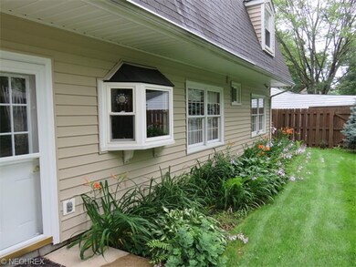Beautiful back yard. Kitchen has a bay window. Loa