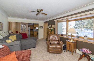 Carpet, Large bay window, Ceiling fan, Built-in, B