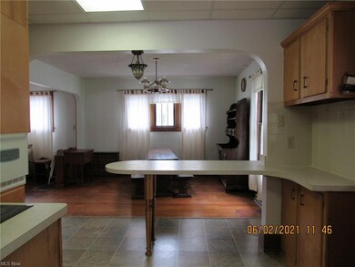 Updated kitchen with Breakfast Bar.