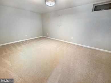 16946 Monmouth Ct, Dumfries, VA 22026 - photo 5