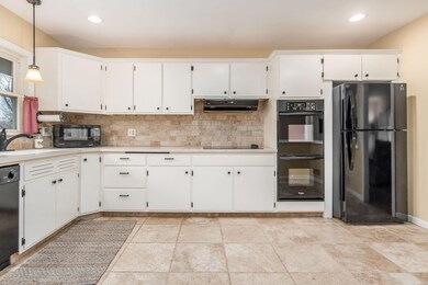 975 Meadowview Dr, Columbus, OH 43224 - photo 3