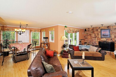 Spacious Family Room w/ Breakfast Nook