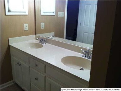 DUAL VANITIES IN MASTER SUITE BATH