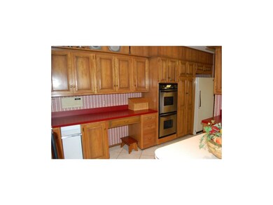 Double oven, freezer and tons of cabinet storage i