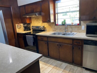 1201 Bayou Dr, Alvin, TX 77511 - photo 5