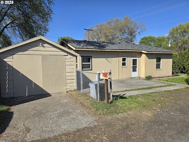 3208 W 7th St, the Dalles, OR 97058 - photo 2