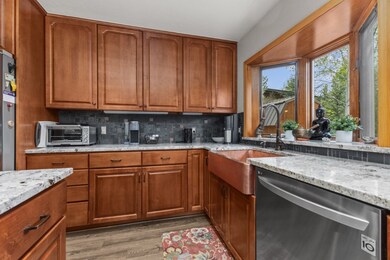 New Appliances & Granite in Kitchen