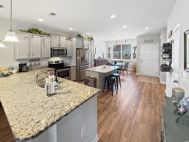 Kitchen with a kitchen breakfast bar, kitchen peni