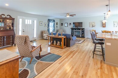 395 S Mammoth Rd, Manchester, NH 03109 - photo 6