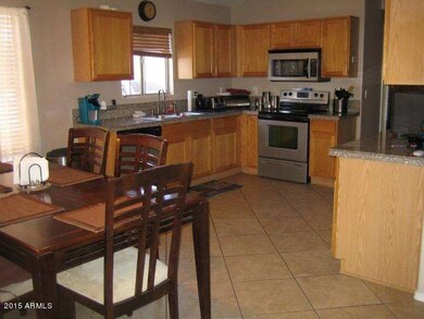 b Eat-in kitchen