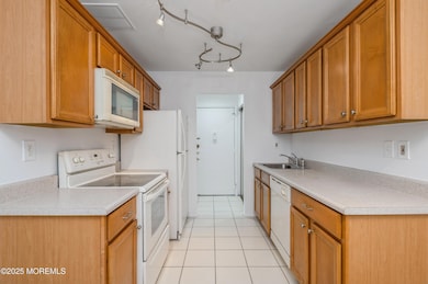 Kitchen w/ Ceramic Tile