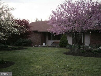 2002 Maplewood Dr, Hagerstown, MD 21740 - photo 2