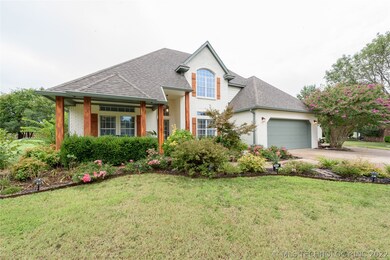 Large Covered Front porch.. In a cul-de-sac lot...