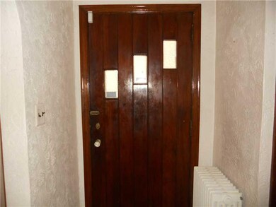 Entry/Foyer.