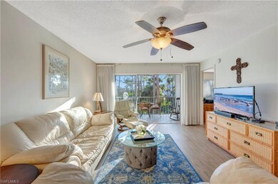 Living room area, view 4