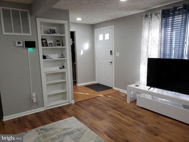 3652 Wharf Ln, Triangle, VA 22172 - photo 2