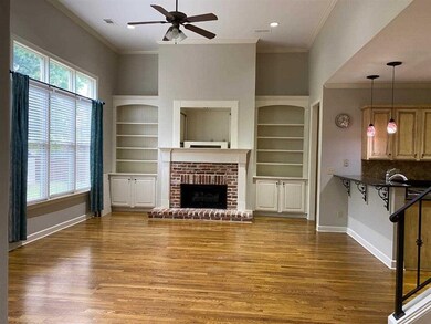 Loads of light in this room! Fire place with gas. 