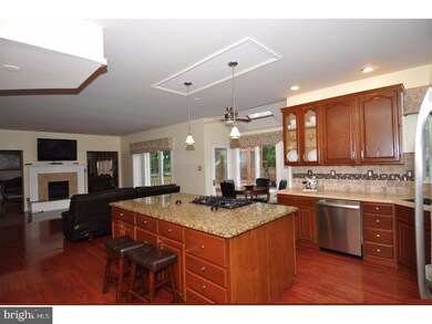 218 Heritage Dr, Columbus, NJ 08022 - photo 2