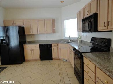 Kitchen - Gorgeous Kitchen, lots of cabinets, Cera
