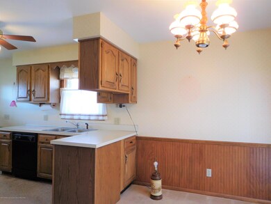 1622 Holly Ct, Lansing, MI 48910 - photo 5