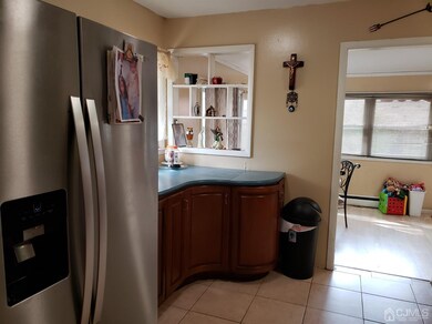 Updated kitchen, all appliances stay...