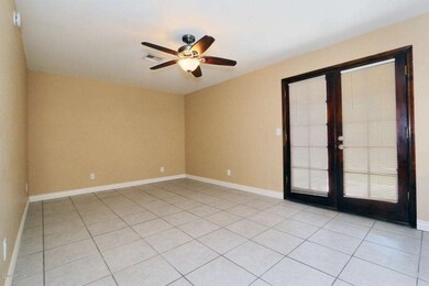 4205 W North Ln Phoenix AZ-large-007-Fam
