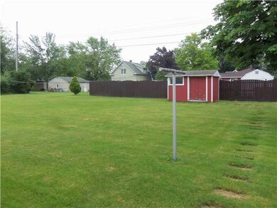 Yard/Garden. Large manicured yard.