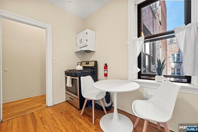 Kitchen (Alt View)