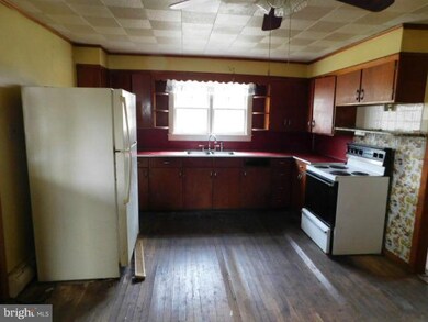 14 Fox St, Berkeley Springs, WV 25411 - photo 3