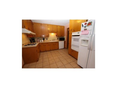 Room for more than one cook in this kitchen!  Gas 