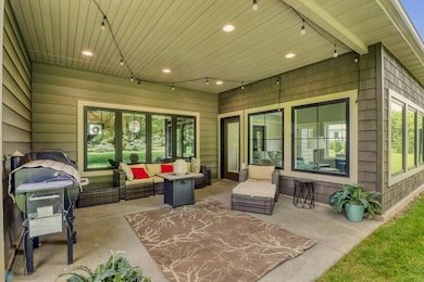 Backyard_Patio1_0.JPG