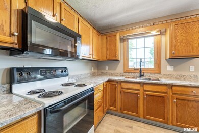 1016 Calvin St, Davenport, IA 52804 - photo 6