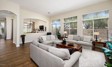 Spacious Family Rm - 12' Ceilings