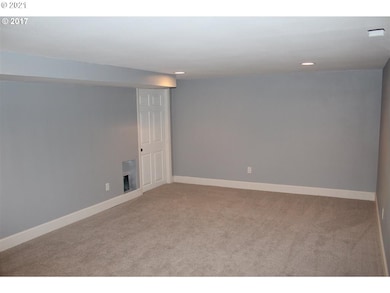 818 E 11th St, the Dalles, OR 97058 - photo 4