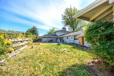 1110 Crown Ave, Central Point, OR 97502 - photo 3