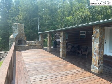 Nice open deck area to grill out - propane line in