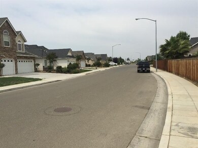 3075 N Bridle Ave, Fresno, CA 93727 - photo 3