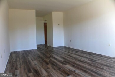 9717 Kings Crown Ct unit 1, Fairfax, VA 22031 - photo 4