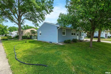 2111 W 55th St, Davenport, IA 52806 - photo 3