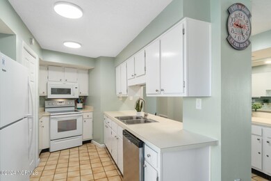 Kitchen w/ bar seating