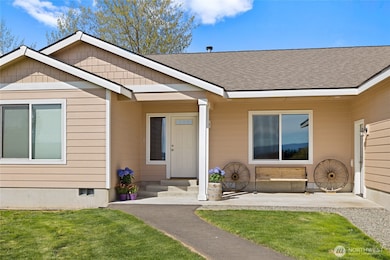 Cute covered patio front & back