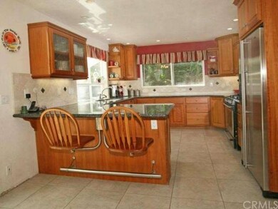 Gourmet kitchen with granite and Travertine backsp