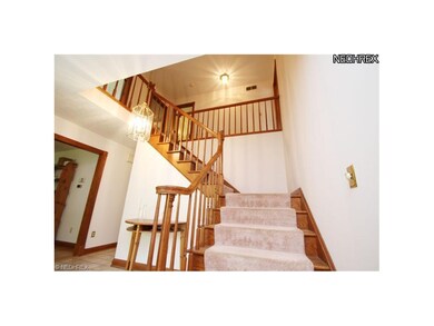 253 Steeplechase Ln Oak Staircase