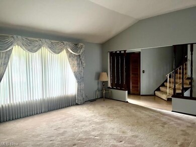 Living Room/Bay Window