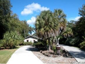 driveway w/ plenty of parking