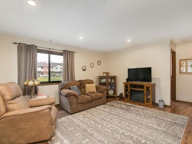 8978 Underwood Ln N Plymouth-005-010-Living Room-M