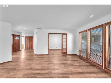 Living Room/Entrance