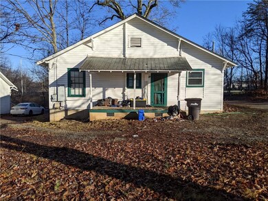 925 Wallace St, Statesville, NC 28677 - photo 2